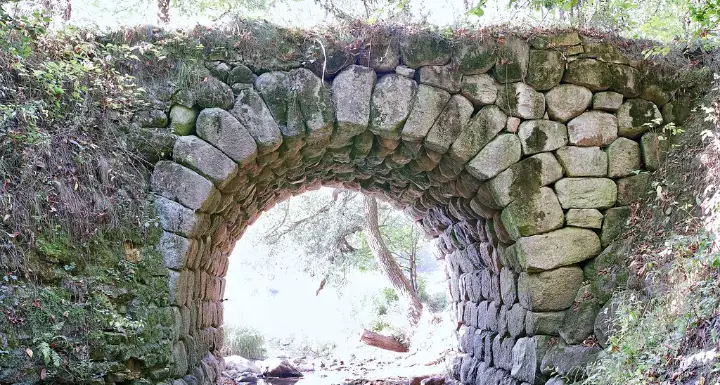 Dry stone bridge: examples of arc bridges